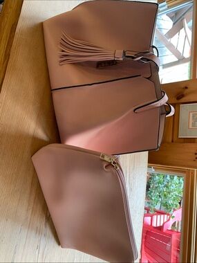Olsen hand bag with inside zippered bag